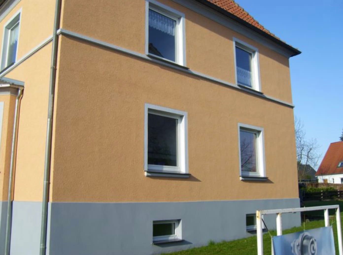 Fassadenanstrich in Ockergelb