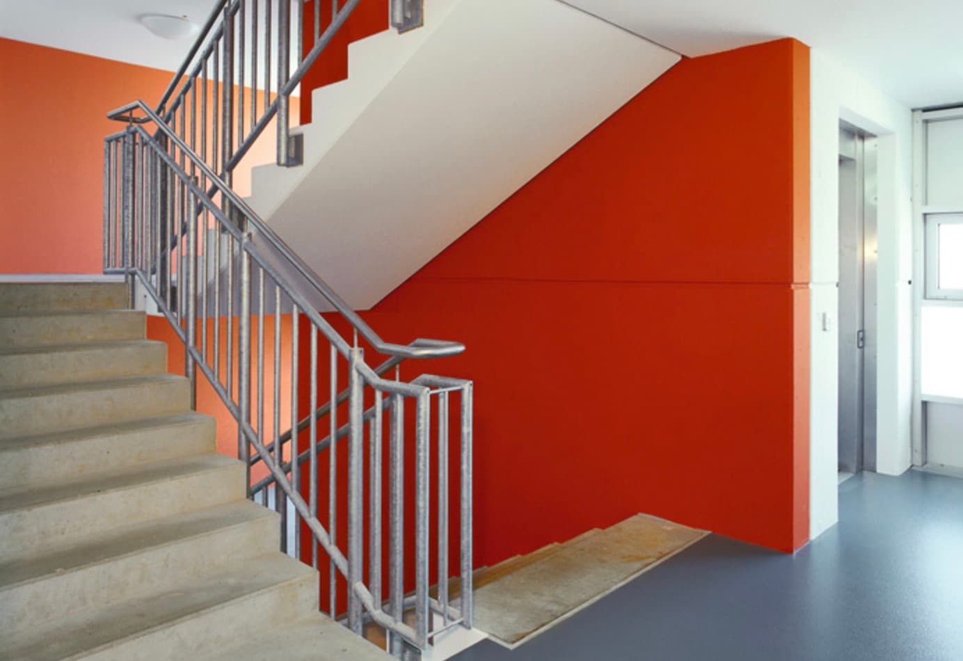 Farbiges Treppenhaus
