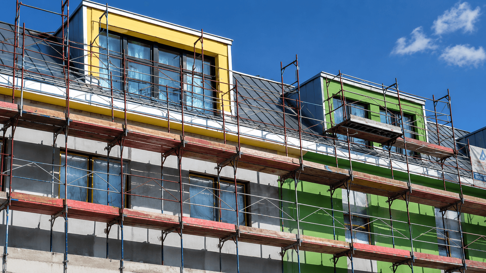 Eingerüstete Fassade – Malerbetrieb Baaske bei der Arbeit