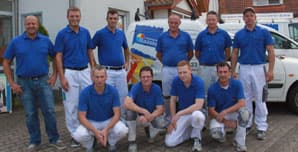 Das Team von Malerbetrieb Baaske vor dem Firmenwagen